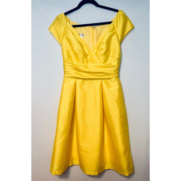 Alfred Sung Dresses & Skirts - Alfred Sung Cocktail Dress in Daisy. Size 10 NWT